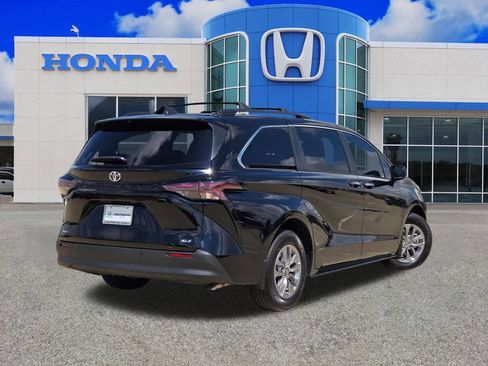 Used 2026 Toyota Sienna XLE FWD image 3
