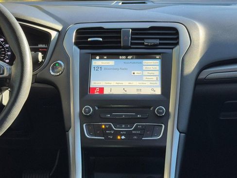 Used 2018 Ford Fusion SE w/ Fusion SE Technology Package image 13