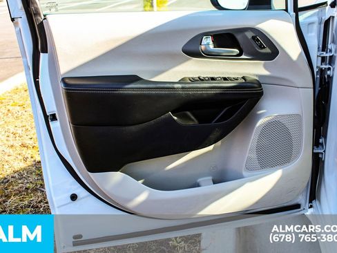 Used 2023 Chrysler Pacifica Touring-L image 41