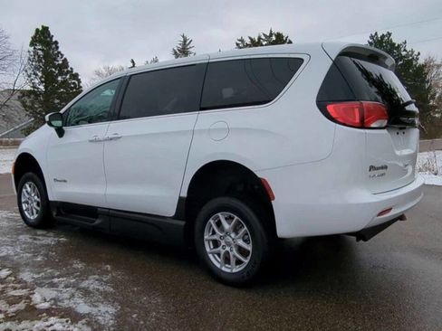 Used 2023 Chrysler Voyager LX image 3