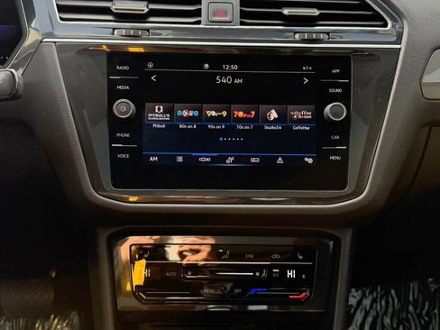 Used 2022 Volkswagen Tiguan SE w/ Panoramic Sunroof Package image 21