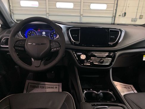 New 2026 Chrysler Pacifica Limited image 4