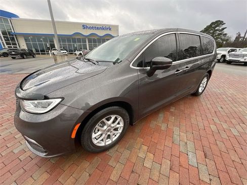 Used 2023 Chrysler Pacifica Touring-L image 29