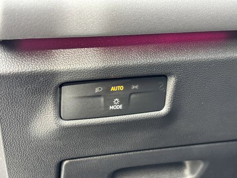 Certified 2025 Volkswagen Tiguan SE image 29