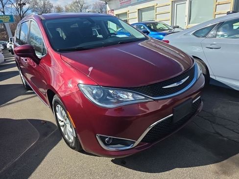 Used 2018 Chrysler Pacifica Touring-L FWD image 5