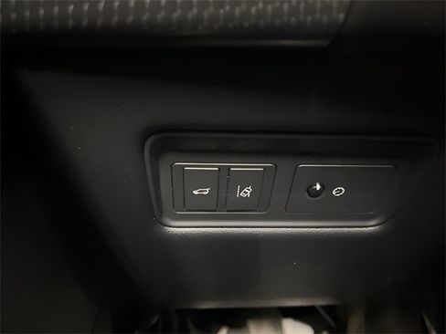 Used 2017 Land Rover Range Rover Sport SVR image 22