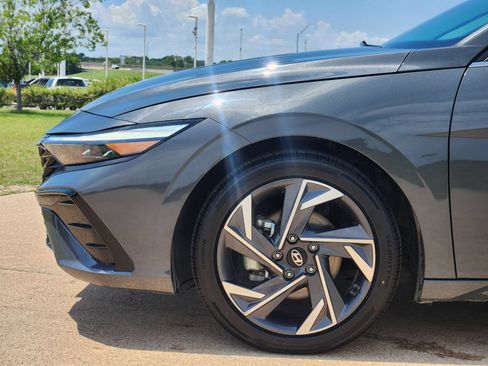 Used 2024 Hyundai Elantra Limited FWD image 13