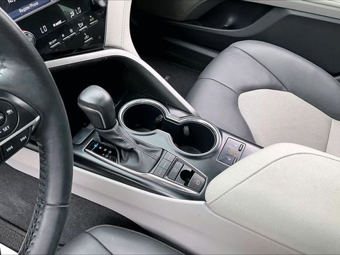 Used 2020 Toyota Camry XLE FWD image 16