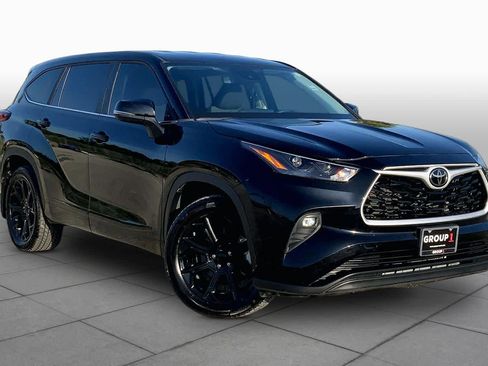 Used 2023 Toyota Highlander LE FWD image 3
