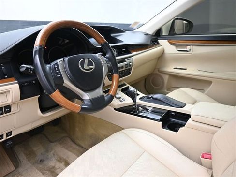 Used 2013 Lexus ES 300h image 18