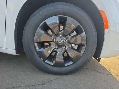 Certified 2020 Chrysler Pacifica Limited image 8