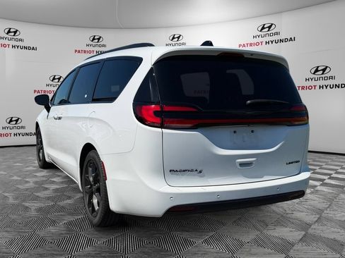 Used 2025 Chrysler Pacifica Limited FWD image 5