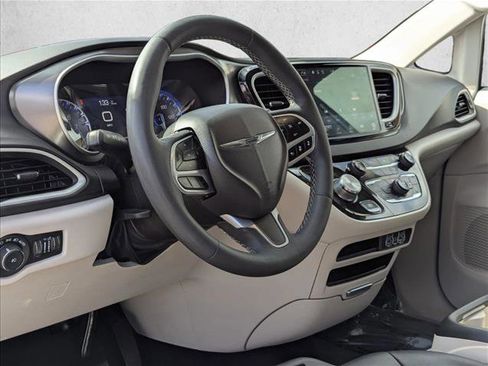 Used 2024 Chrysler Pacifica Touring-L image 10