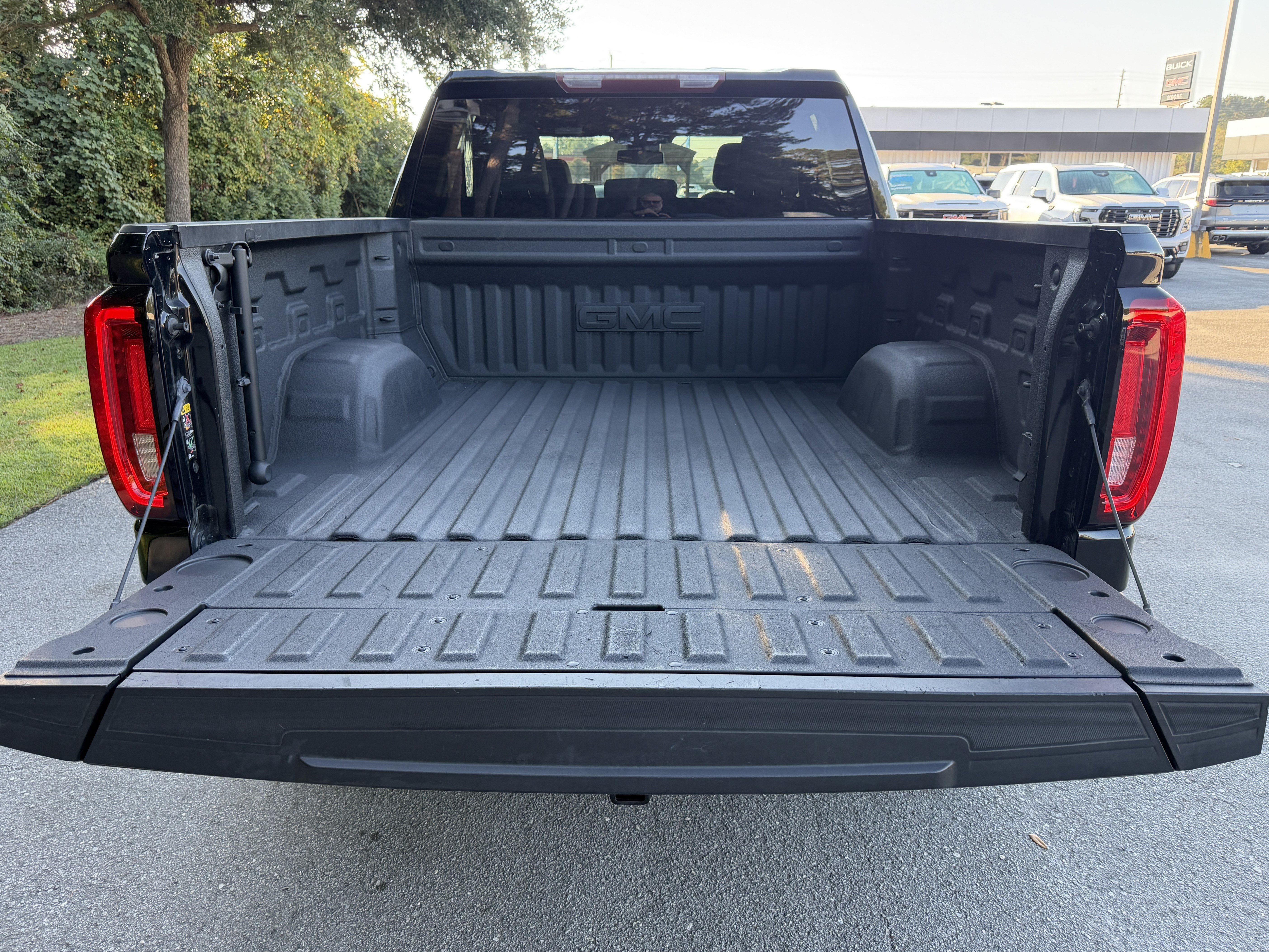 Used 2022 GMC Sierra 1500 SLT w/ SLT Convenience Package AWD/4WD image 4