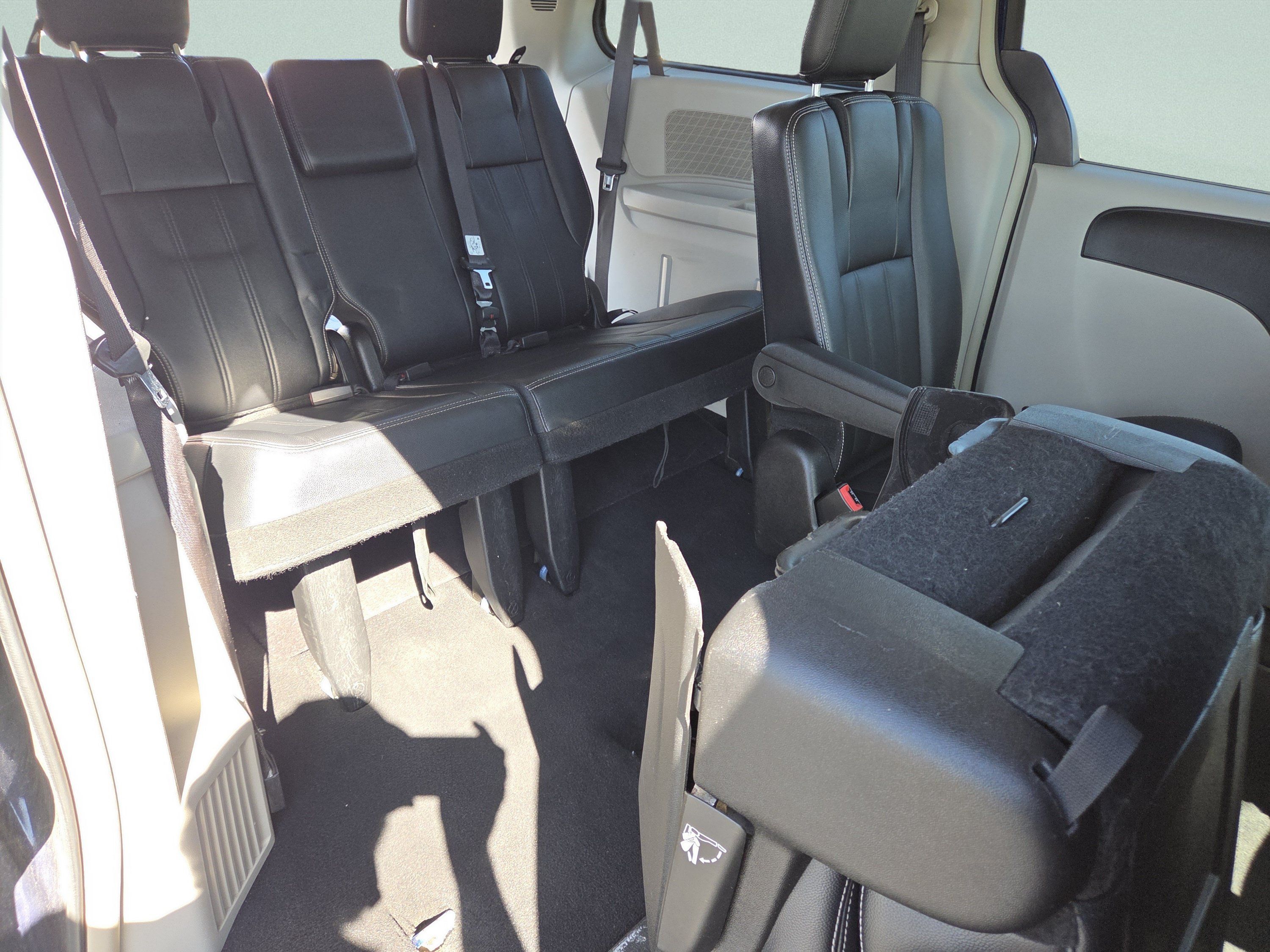 Used 2015 Chrysler Town & Country Touring FWD image 5