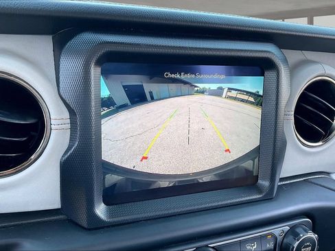 Used 2022 Jeep Wrangler Unlimited Sahara AWD/4WD image 14