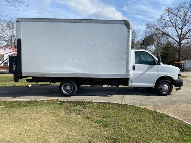 Used 2018 Chevrolet Express 3500 w/ Driver Convenience Package RWD image 2
