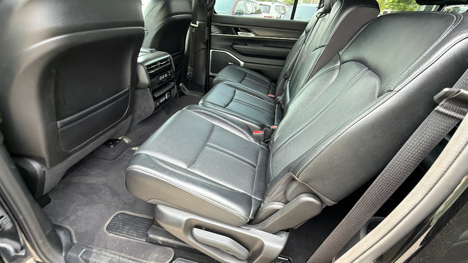 Used 2024 Jeep Wagoneer L Series II w/ Flexible Seating Group AWD/4WD image 24