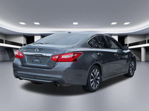 Used 2017 Nissan Altima 2.5 SL w/ Moonroof Package FWD image 5