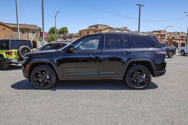 Used 2023 Jeep Grand Cherokee Limited w/ Black Appearance Package AWD/4WD image 7