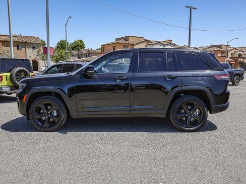 Used 2023 Jeep Grand Cherokee Limited w/ Black Appearance Package AWD/4WD image 7