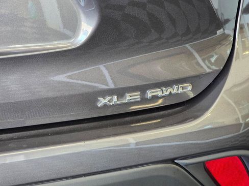 Used 2022 Toyota Highlander XLE AWD/4WD image 14