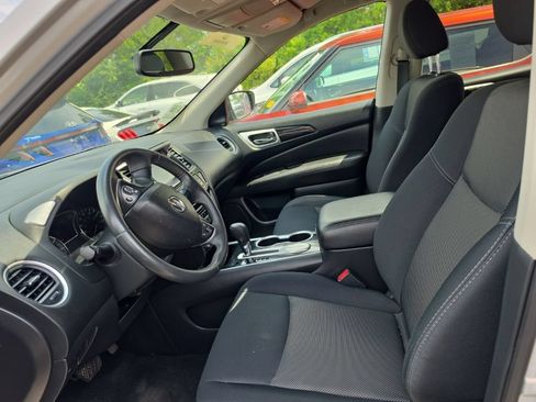 Used 2019 Nissan Pathfinder SV FWD image 2