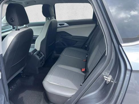 Used 2025 Volkswagen Taos SE FWD image 16