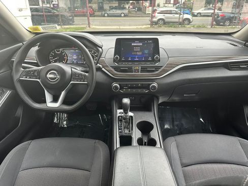 Used 2025 Nissan Altima 2.5 SV FWD image 22