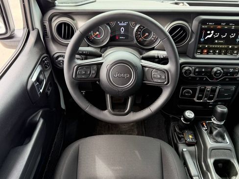Used 2023 Jeep Gladiator Sport AWD/4WD image 10