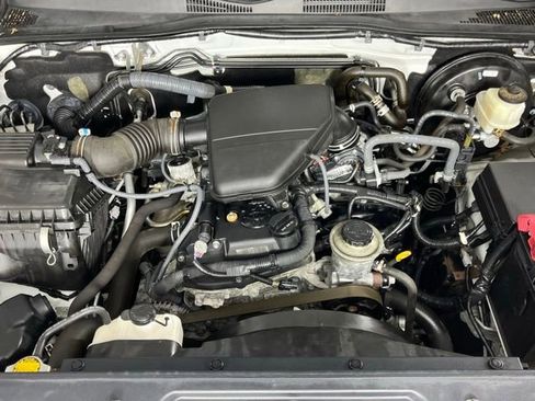 Used 2017 Toyota Tacoma SR AWD/4WD image 8