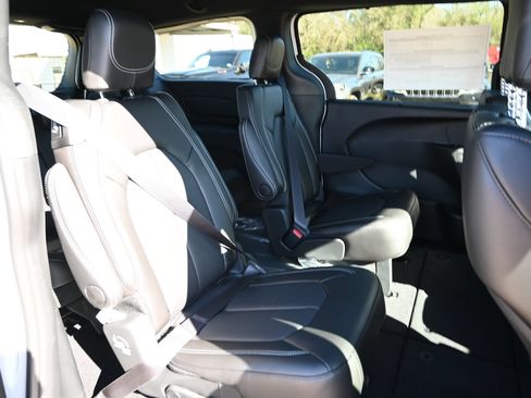 New 2026 Chrysler Pacifica Select AWD/4WD image 21