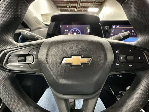 Used 2025 Chevrolet Trax LT FWD image 11