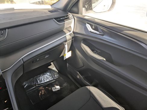 New 2025 Jeep Grand Cherokee L Laredo image 16