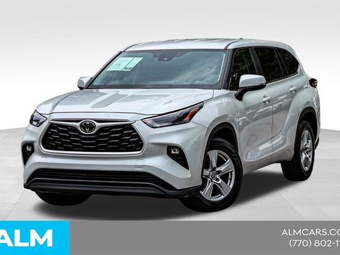 Used 2024 Toyota Highlander LE FWD image 1