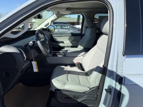 New 2025 Ford Expedition Active image 13