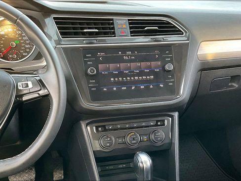 Used 2021 Volkswagen Tiguan SE image 17