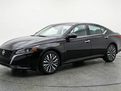 Used 2025 Nissan Altima 2.5 SV FWD image 3