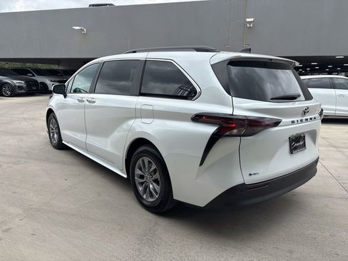 Used 2026 Toyota Sienna XLE FWD image 8