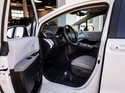 Used 2026 Toyota Sienna LE FWD image 25