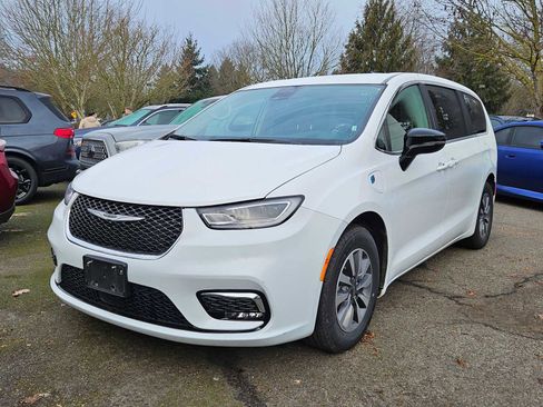 Used 2024 Chrysler Pacifica Select image 4