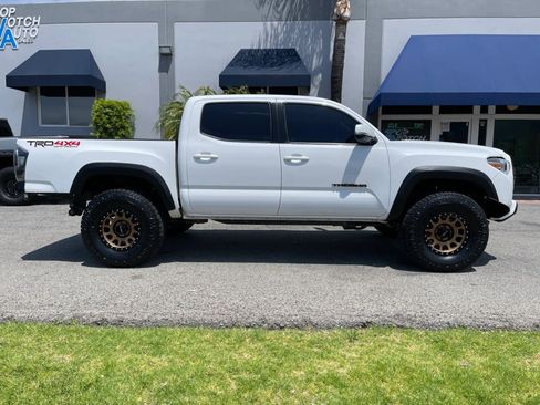 Used 2017 Toyota Tacoma TRD Off-Road w/ Tow Package (A/T) AWD/4WD image 4