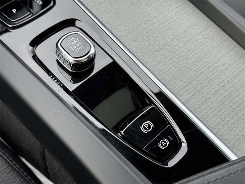 Certified 2025 Volvo XC60 B5 Plus image 28