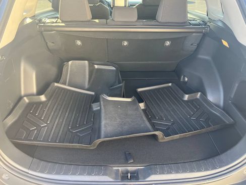 Used 2019 Toyota RAV4 LE AWD/4WD image 16