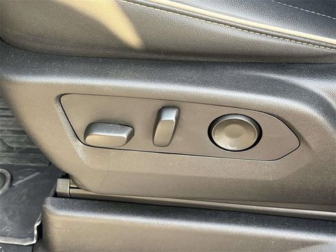 Used 2024 GMC Yukon XL SLT w/ SLT Luxury Package image 16