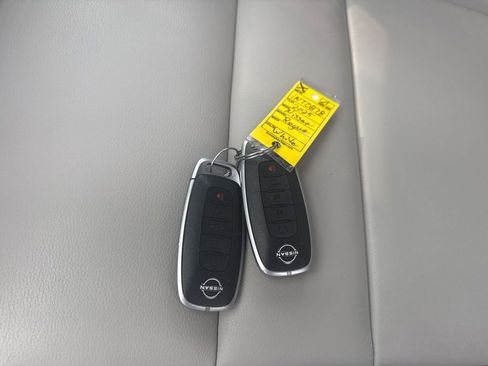 Used 2025 Nissan Rogue SL w/ Tech Package AWD/4WD image 38