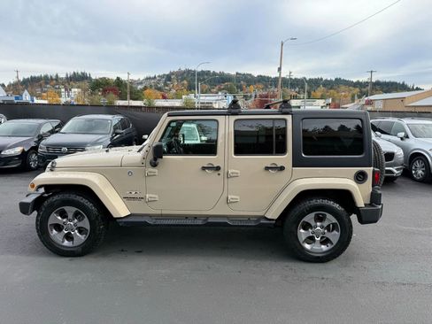 Used 2016 Jeep Wrangler Unlimited Sahara w/ Connectivity Group image 8