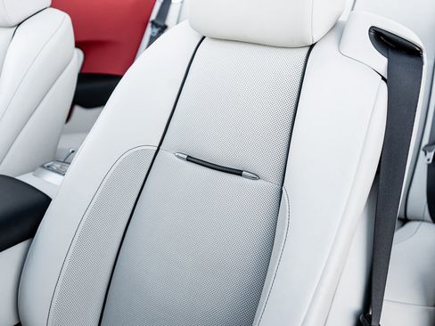 Used 2017 Rolls-Royce Dawn image 32