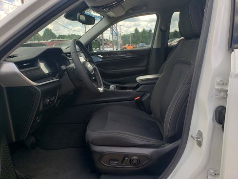 Certified 2023 Jeep Grand Cherokee Laredo w/ Luxury Tech Group I AWD/4WD image 9