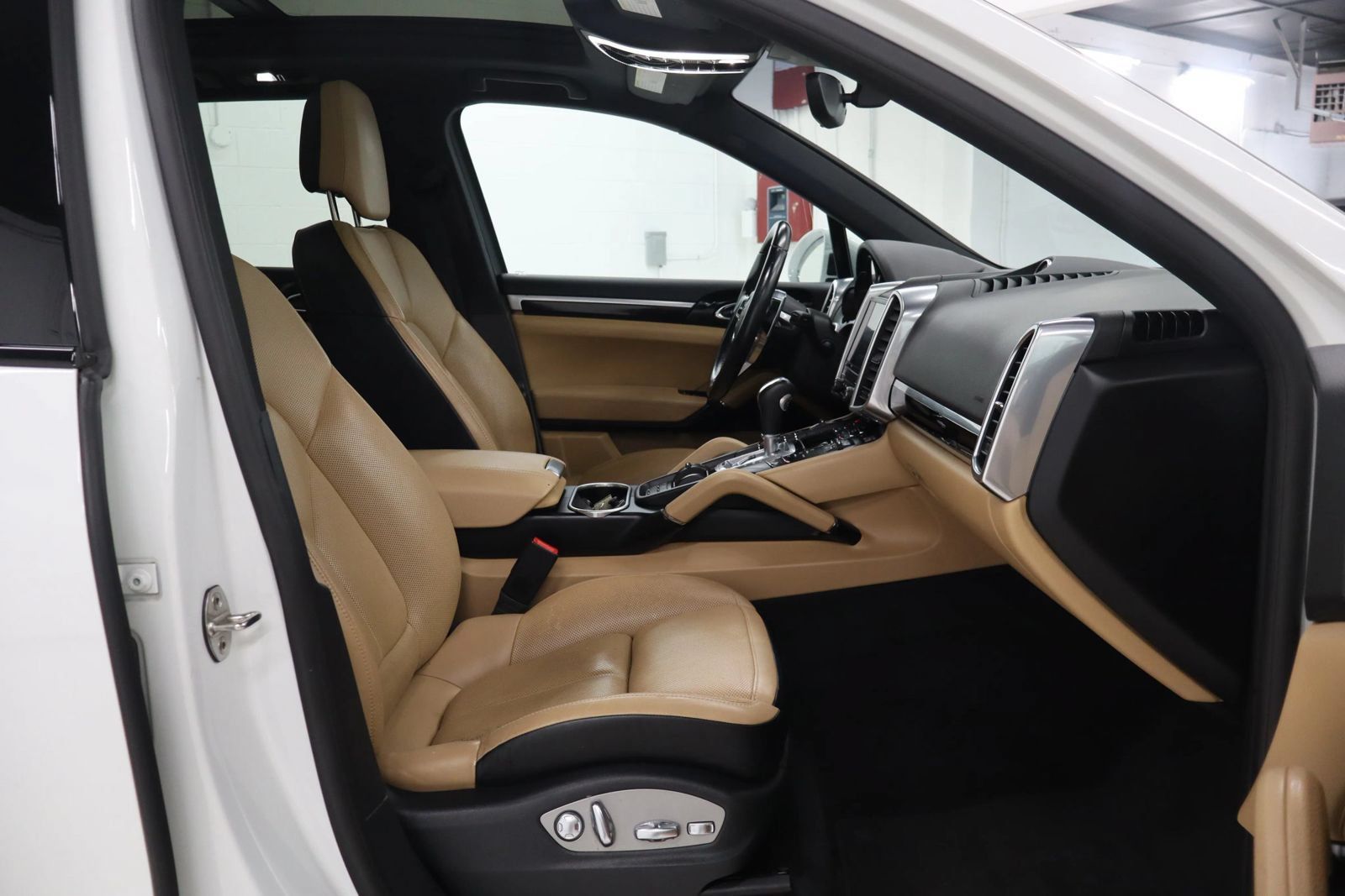 Used 2018 Porsche Cayenne AWD/4WD image 28